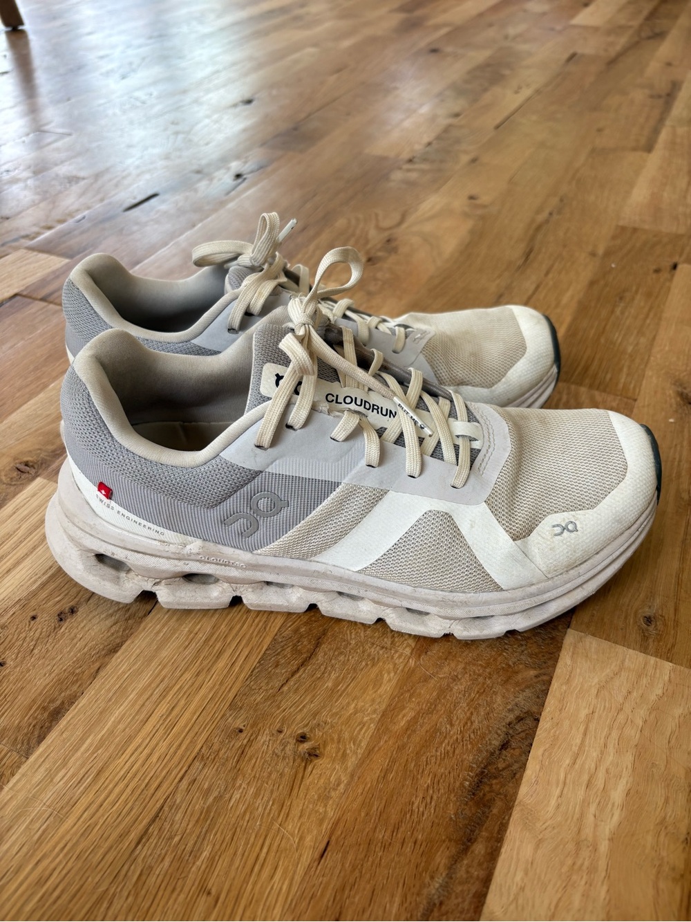 On Running Cloudrunner womens size 8.5  Running Shoes in Light Gray